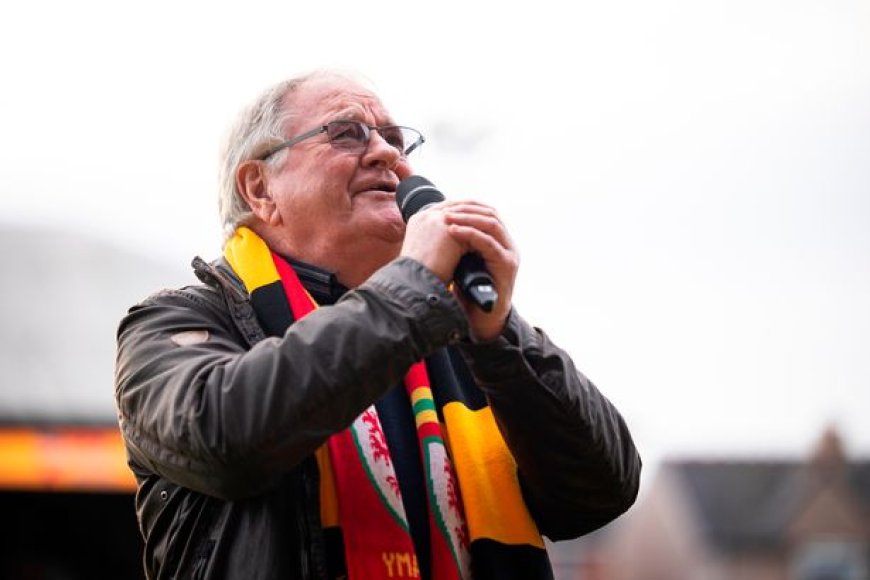 Dafydd Iwan slams protesters for using his song